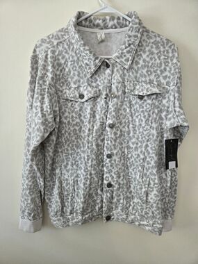 Women's Light Gray Cheetah Print Button-Up Shirt Jacket-Size Small